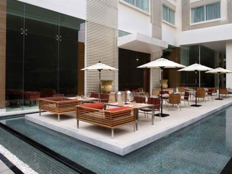 Courtyard By Marriott Bangkok Hotel Exterior foto