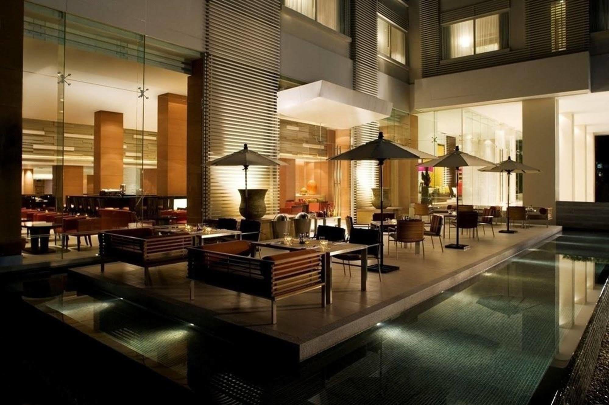 Courtyard By Marriott Bangkok Hotel Exterior foto